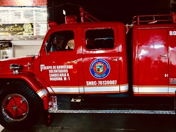 Regresa la histórica máquina M1: los Bomberos de Candelaria reactivan su primer camión extintor tras tres décadas