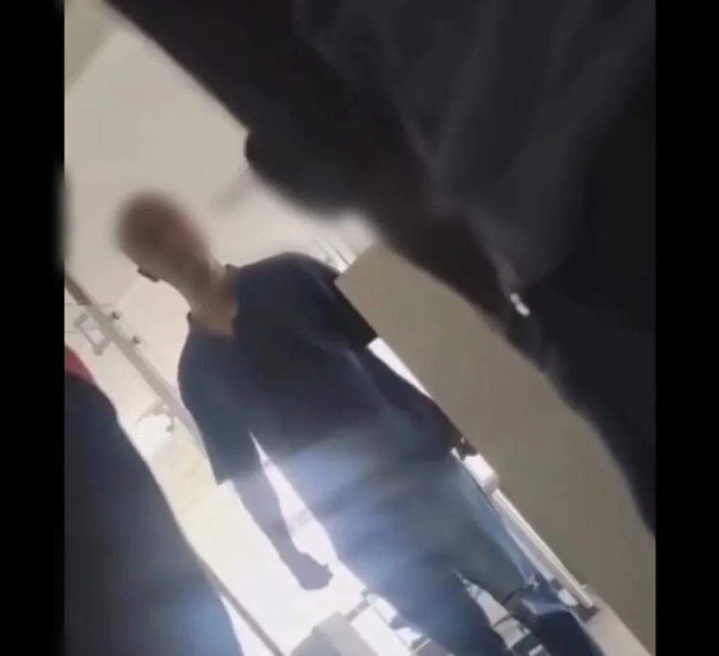 "Fórmese hijue...", denuncian "humillación" de un 'jefe' a trabajadores en Ibagué. foto: capturas vídeo testigos vía @QuePasaenColombia / @elikitty33