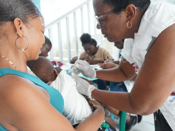 1.655 familias de la costa pacífica recibieron ayuda humanitaria y vacunación.