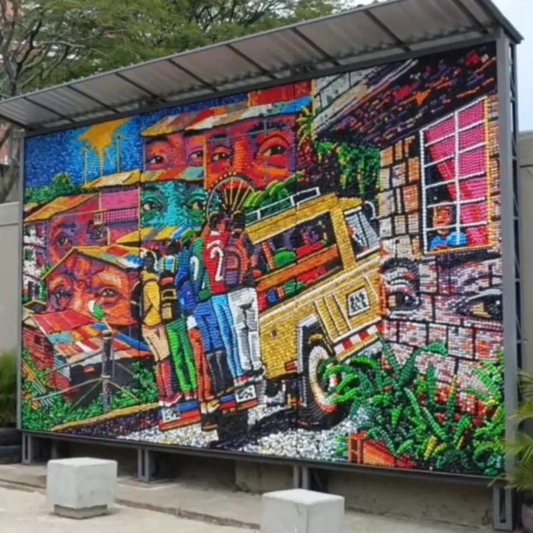 Silomira mural de tapitas en Siloé