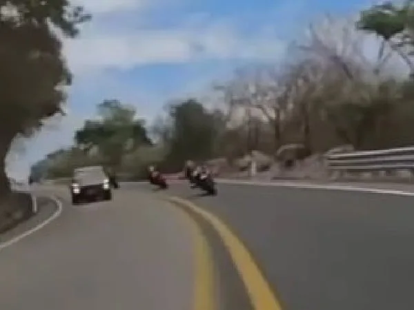 Motociclista choca contra un auto en autopista mexicana.