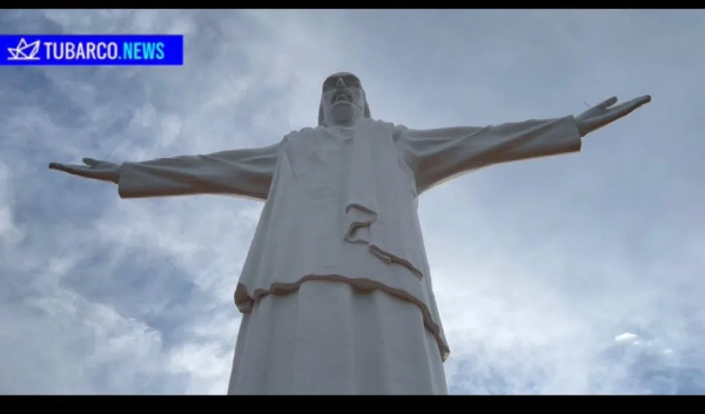 26 metros desde la base, Cristo Rey y la difícil tarea de retocarlo y arreglarle las fisuras