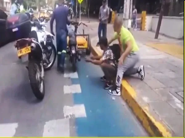Al parecer el conductor de la moto no contaba con los documentos al día. En medio del llanto, suplicaba que no se la lleven.