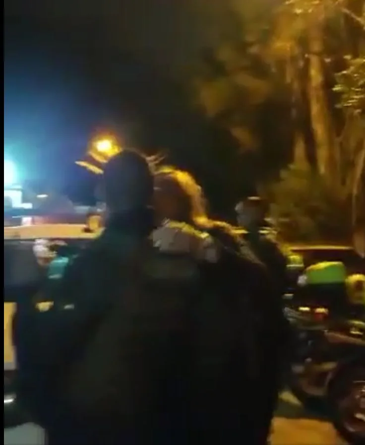 La Mayor le decía a la patrullera: "Yo fui su comandante, respeteme", esto porque la uniformada la iba a esposar y le pedía que se calmara.