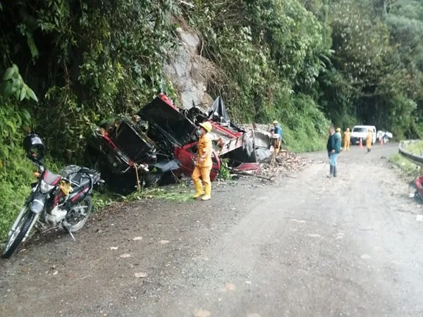 Otro accidente en el 'Trampolín de la muerte': conductor de camión repleto de papa perdió el control y salió de la vía