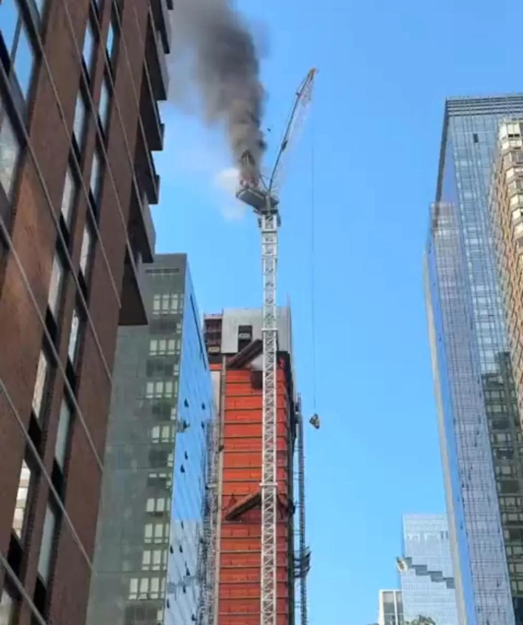 Grúa se prendió, se descolgó y terminó derrumbando la estructura de un edificio en Manhattan