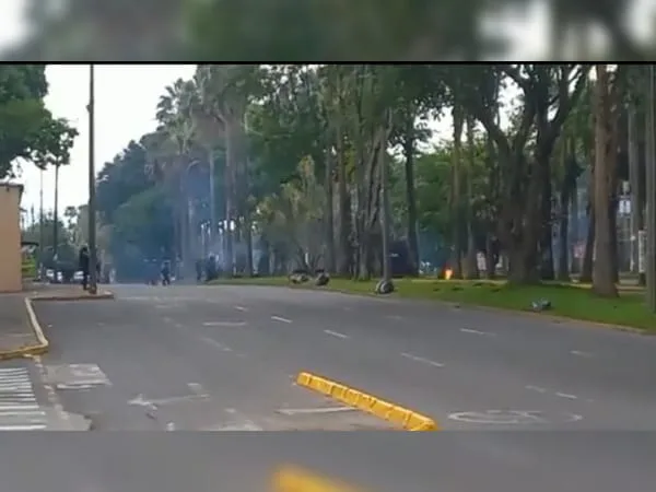 Congestión vial, retraso de rutas del MIO y un policía herido, tras situación de orden público en Univalle