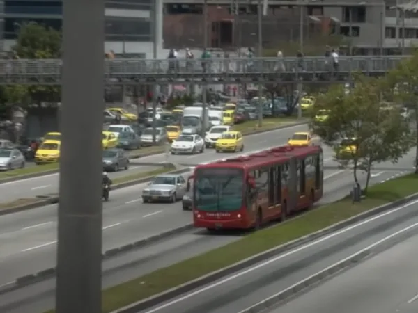 "Por perseguir a ladrón", una joven saltó de un bus de TransMilenio y murió