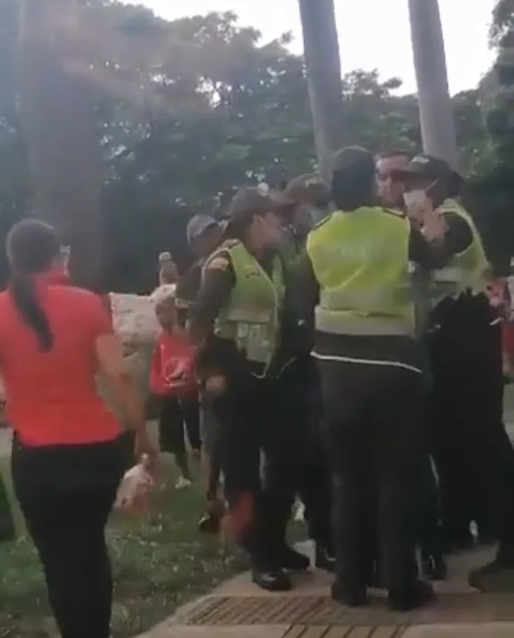 hombre golpeado en la calle en Cali infidelidad