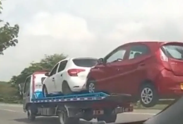 "Esa vaina solo se ve en Cali", dos carros en una grúa y a punto de caerse, en la recta Palmira