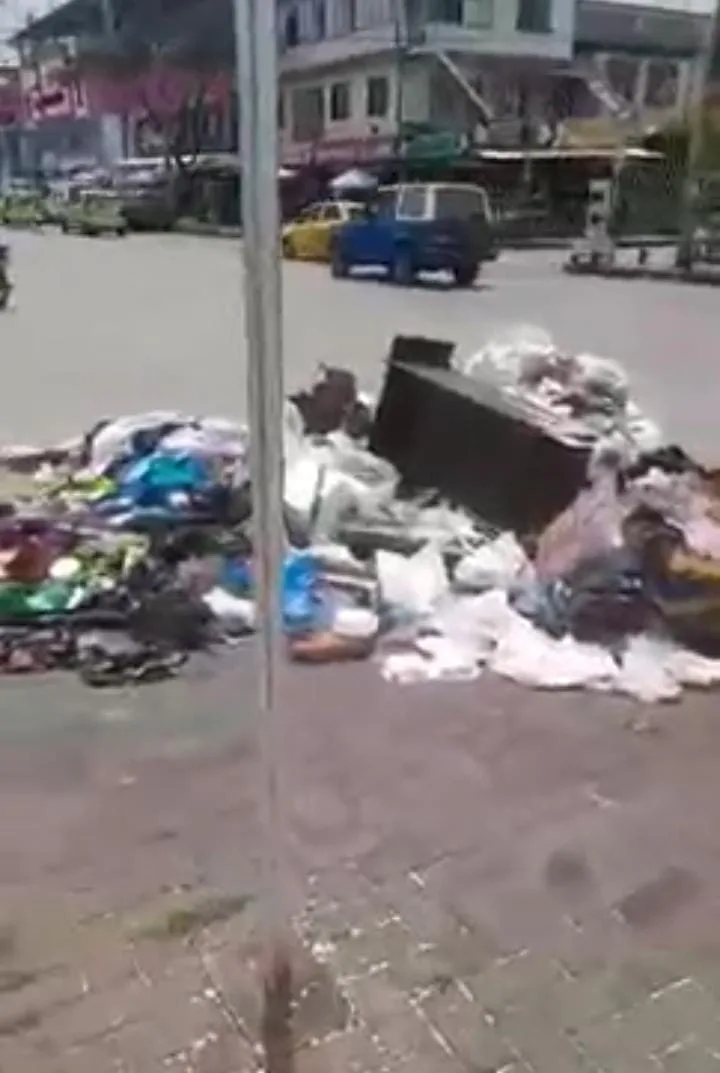 En el oriente de Cali, denuncian acumulación de residuos en estación del MIO "eso es una escombrera"