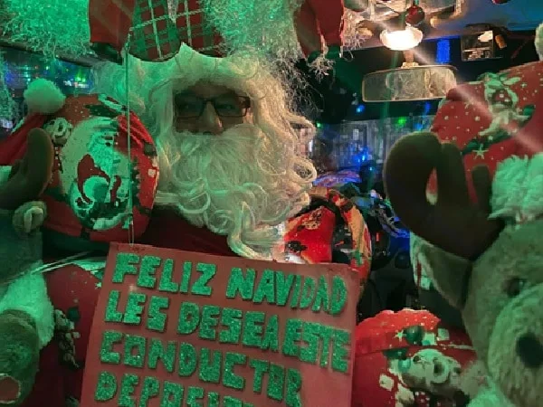 Taxista en Santa Marta vestido de Papá Noel.