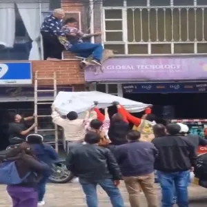 El barrio unidos para salvar al 'firulais', el perro quedó colgado en cables eléctricos en Medellín