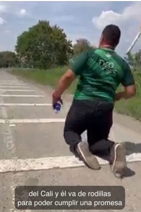 hincha del Deportivo Cali se fue de rodillas a Buga