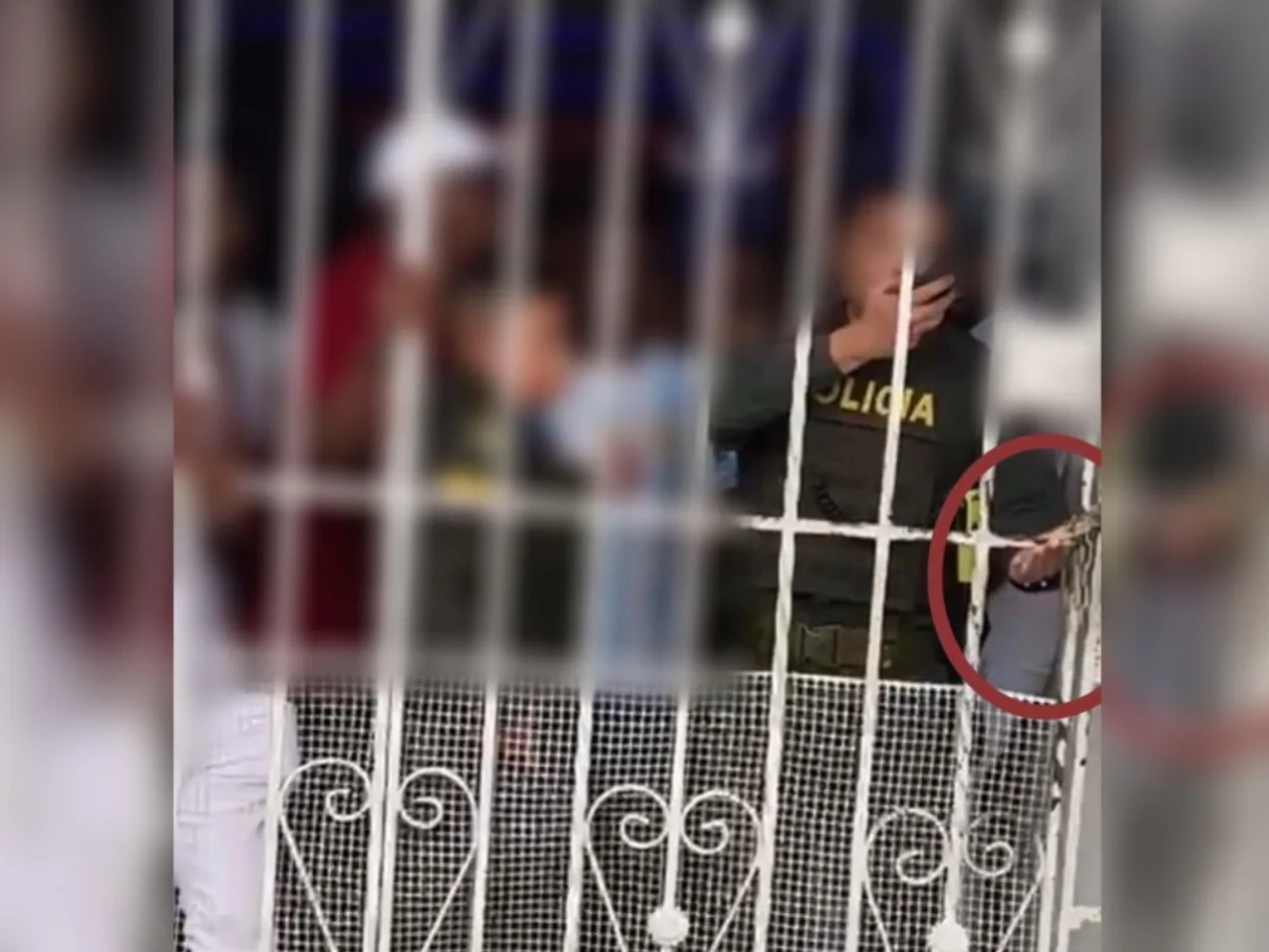 policías encerrados en Buenaventura