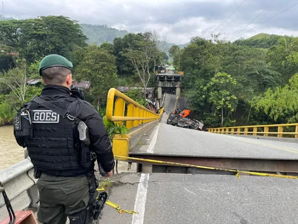 Cinco vehículos pasaban cuando se partió el puente Alambrado en La Vieja: vía Valle - Quindío