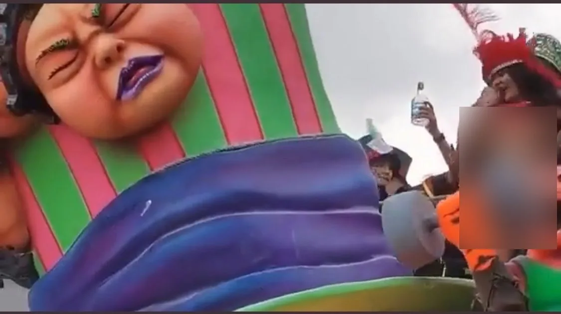 enseñó los pechos