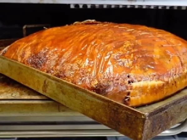 Lechona, plato típico de la gastronomía colombiana.