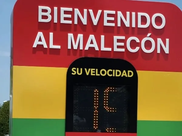 Radar de velocidad en el malecón del Río.