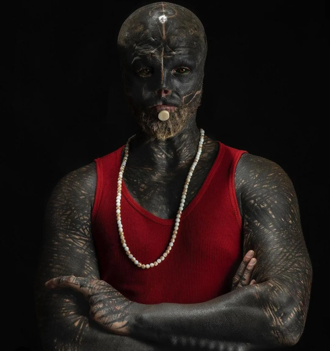 The Black Alien, se ha realizado varias modificaciones en su cuerpo, la última salió mal "hoy perdi"