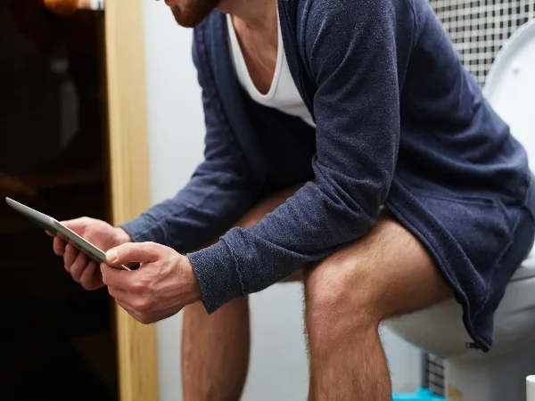 Llevar el «celular» a la hora de ir al baño, es «peligroso»
