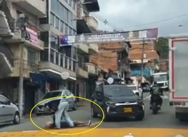 Ante la ruptura de su novio, la mujer decidió tenderse en la calle, obstaculizando el tráfico vehicular por la zona de Medellín.