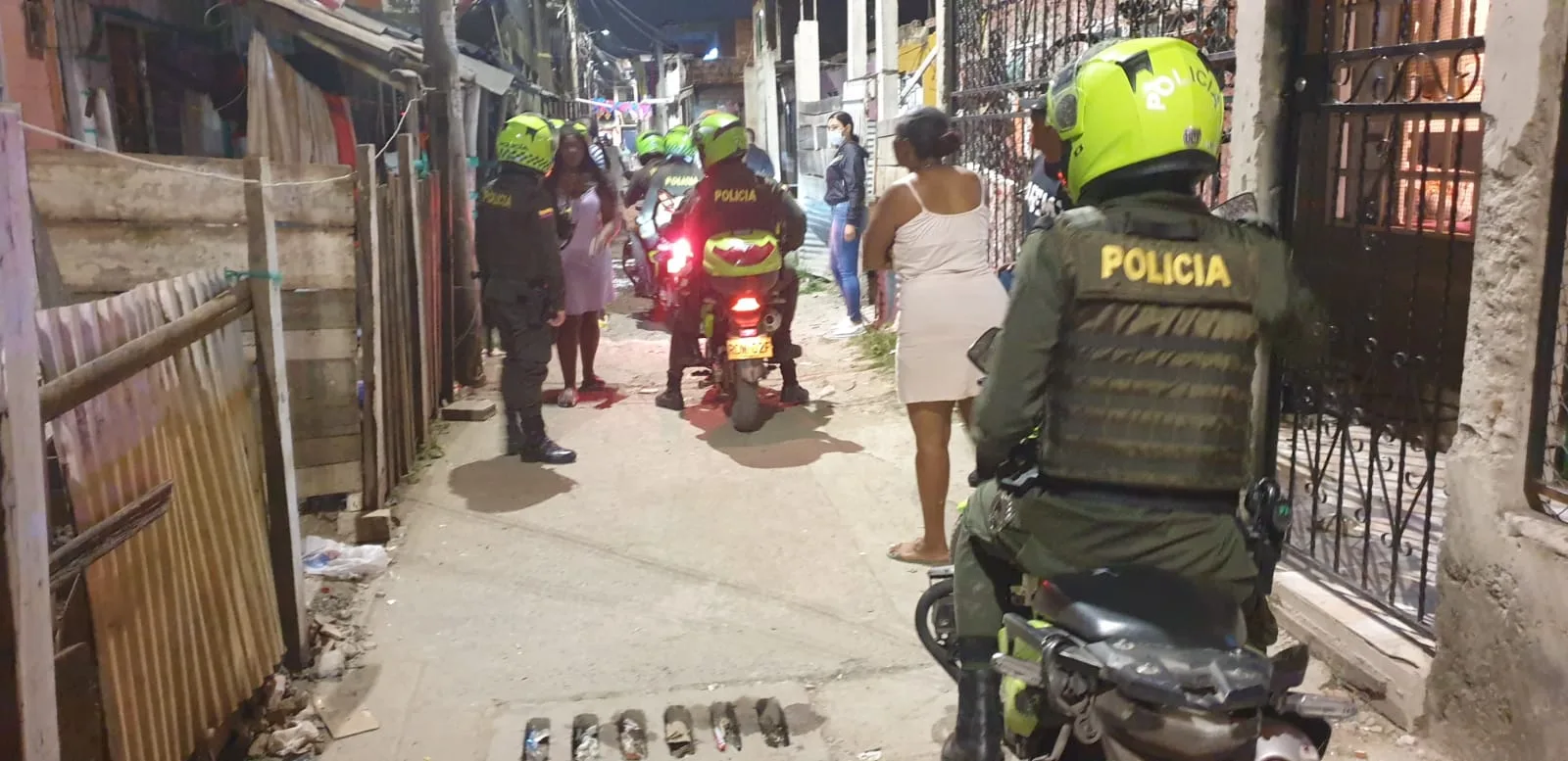 policía Cali cadena barrio Los Naranjos en Cali