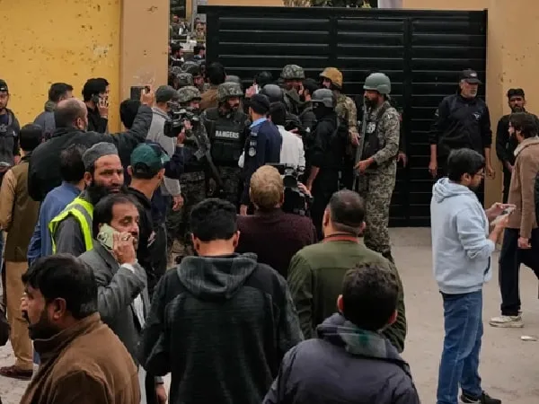 Explosión en mezquita en Pakistán.