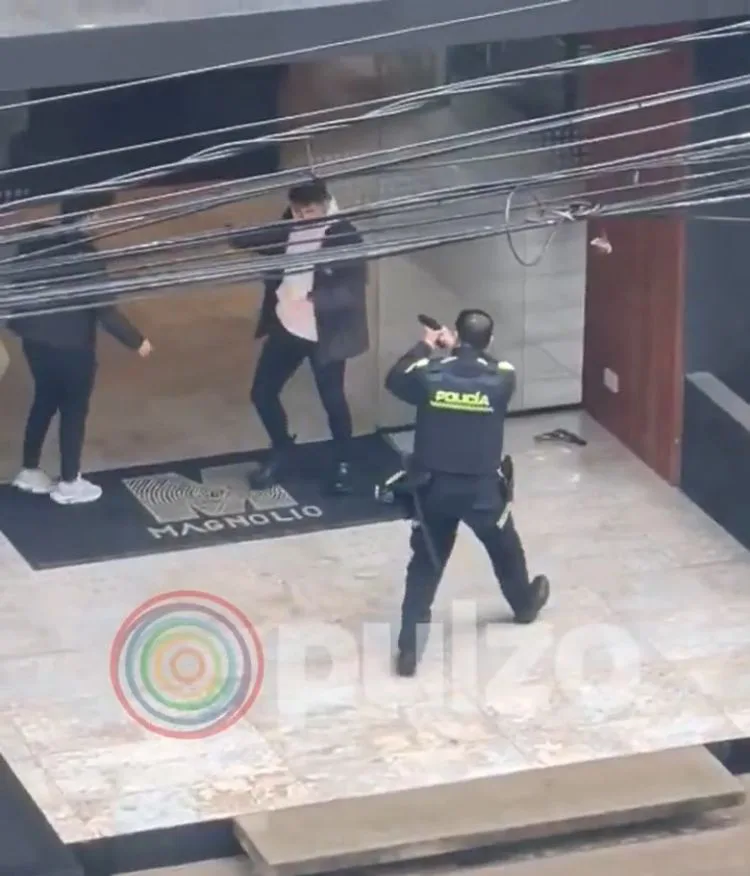 Fue a cambiar dólares y lo atracaron en un edificio en zona exclusiva de la 93 en Bogotá, hubo tiroteo