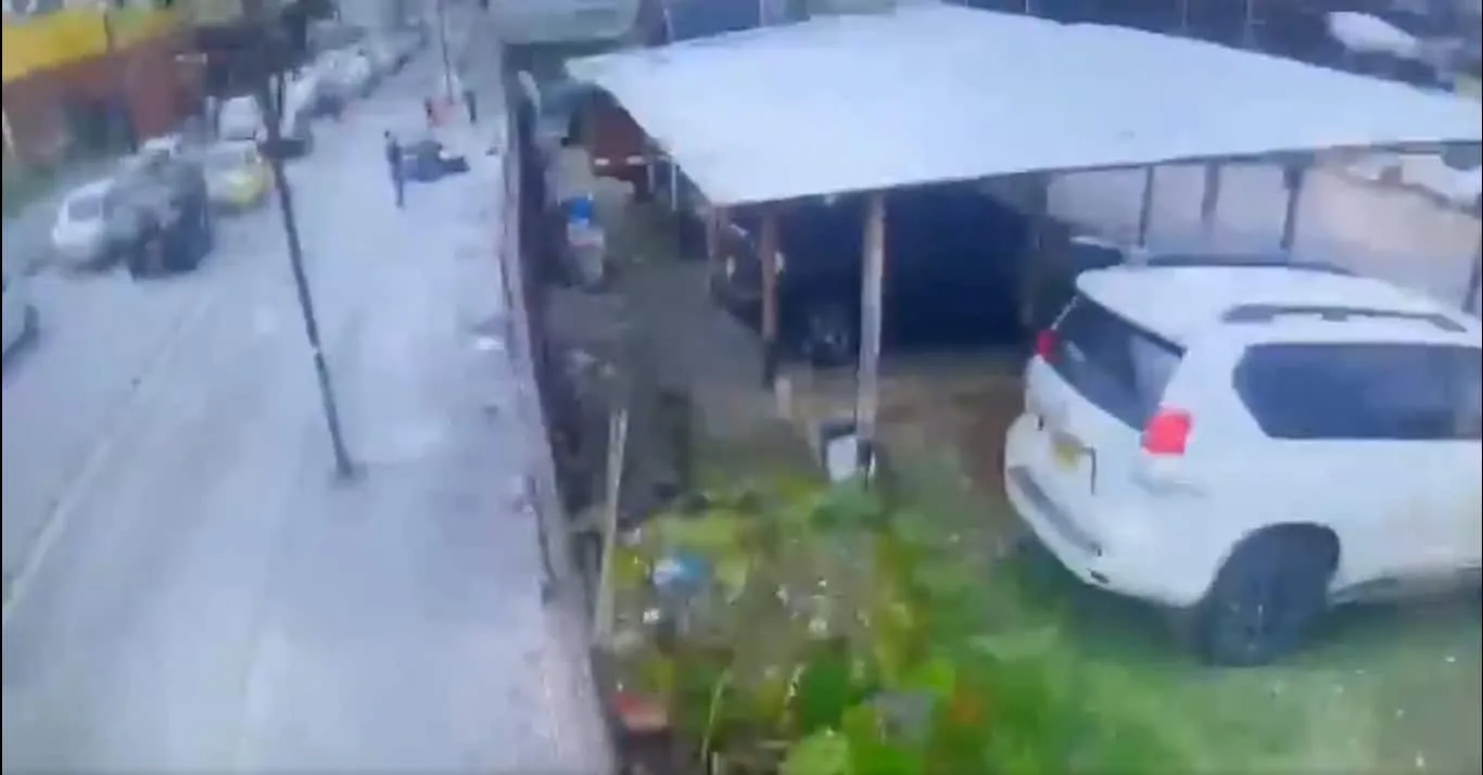 Controversia en Pereira: agente de Tránsito derriba a motociclista con un cono y ahora es investigado