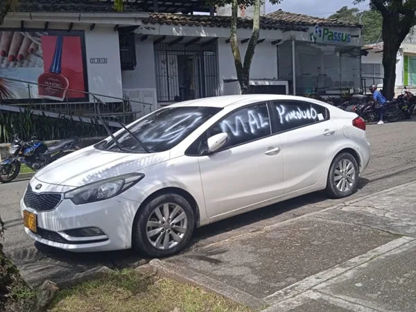 Dejó mal parqueado su carro y los dueños de la casa se lo pintaron con aerosol