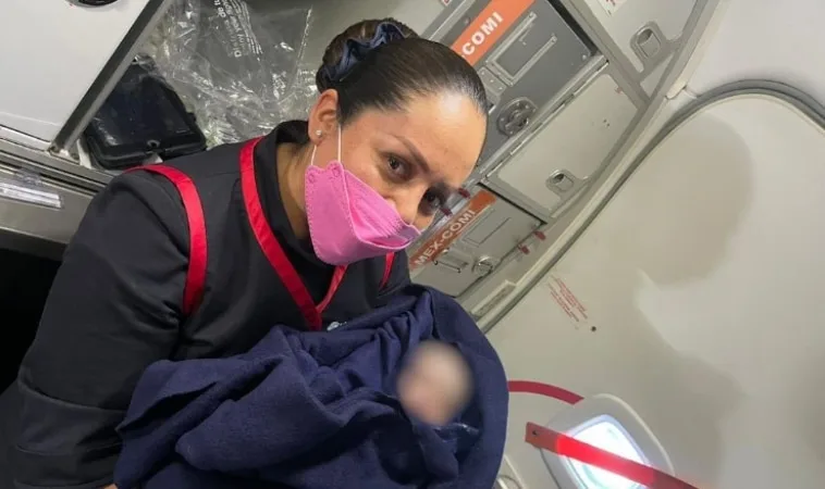 Mujer dio a luz en pleno vuelo: la aerolínea le dio tremendo regalo al recién nacido.