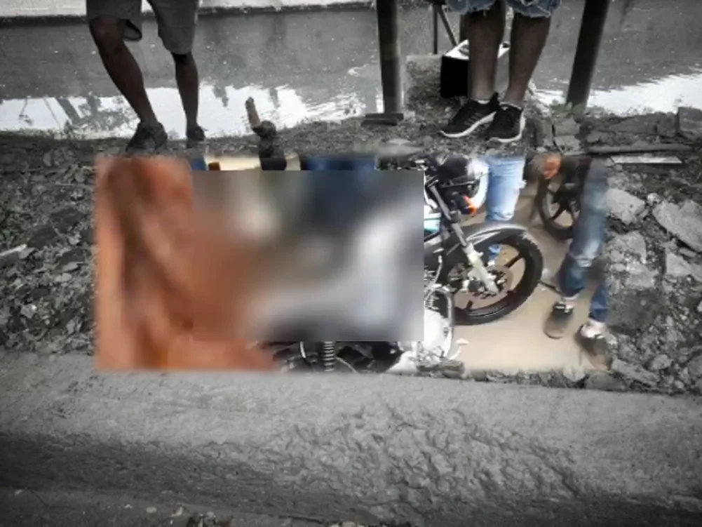 Con palos sacaron un feto del caño de la Av. Ciudad de Cali: "Un bebé casi formado", dijeron testigos
