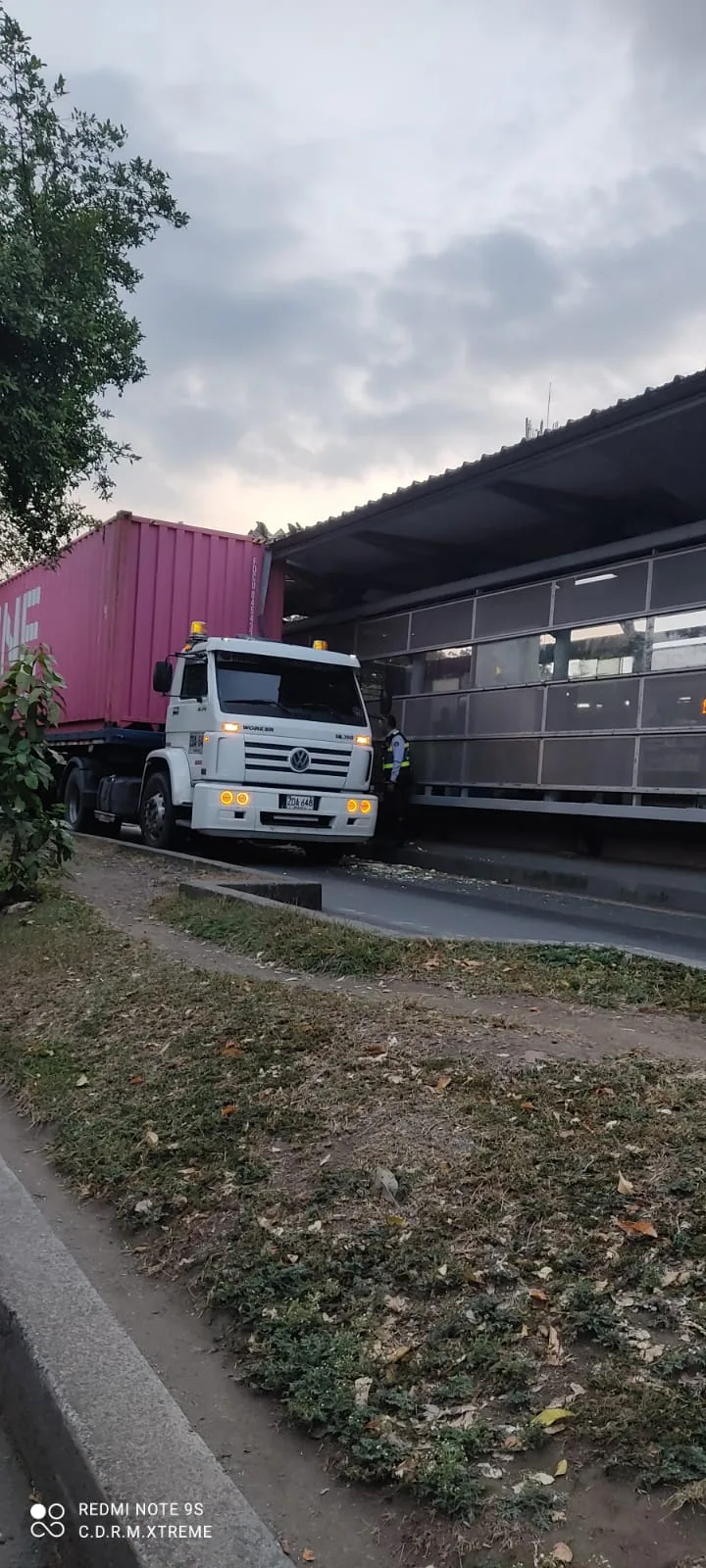 Otro camión de carga causó daños en estación del MIO, se metió al carril exclusivo
