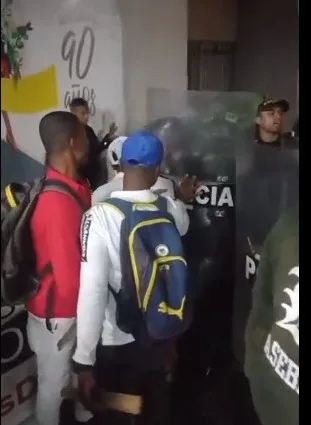 "Nos rodearon con el Esmad": Llegaron a protestar, buscaban al alcalde de Cali y terminaron en trifulca con la policía