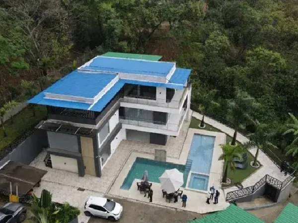 Lujoso inmueble construido en terreno público a las afueras de Cali.