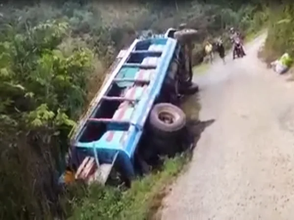Conmoción en el Valle: chiva que se desplazaba por vías del Valle se fue abismo en cuestión de segundos