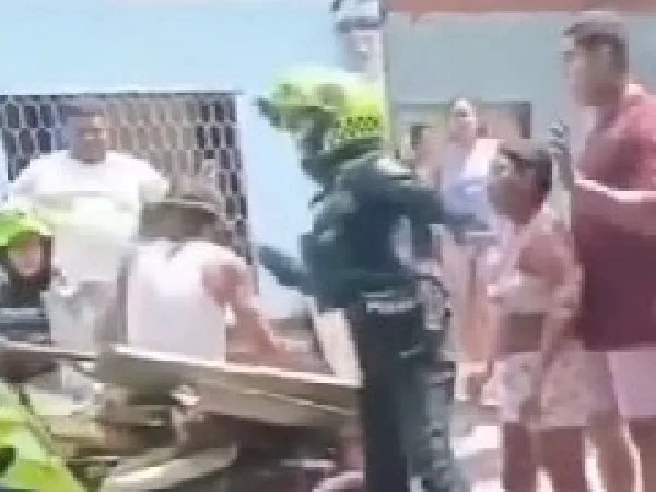 Patrullera de la Policía golpea a hombre en carretilla.