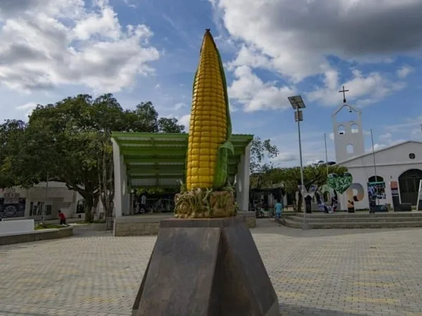 Monumento al maíz en Pelaya, Cesar.