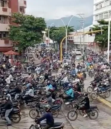 "¿Piensan acabar con nuestra trabajo?": Mototaxistas de Santa Marta protestaron contra prohibición de parrillero hombre
