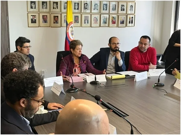 Aumento de salario mínimo sería por decreto del Gobierno, no ha habido acuerdos con gremios