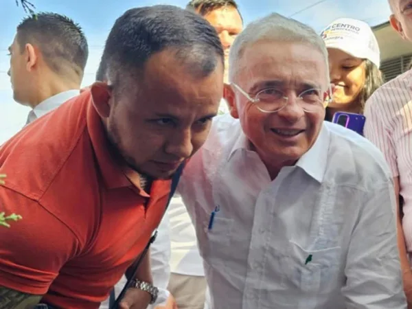 Un seguidor sorprendió al expresidente Uribe, se lo tatuó en su pierna