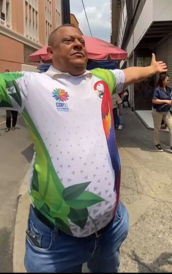 Las camisetas de la COP16 que conquistan el centro por  "un par de luquitas"