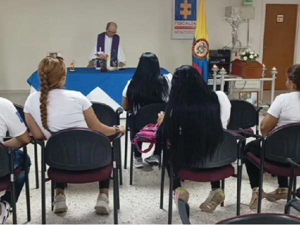Fiscalía en un acto de entrega de los restos de adolescente asesinado en Cartago, Valle del Cauca.