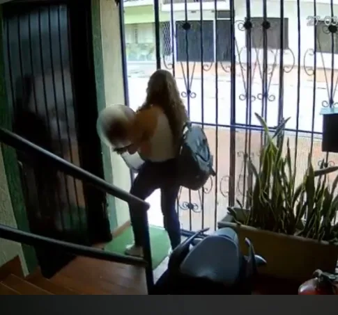mujer con niño en brazos y moto ladrón llegó