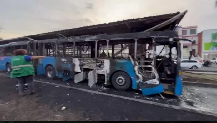 "El bus iba casi lleno", quedó en perdida total y daño la estación Vipasa en Cali