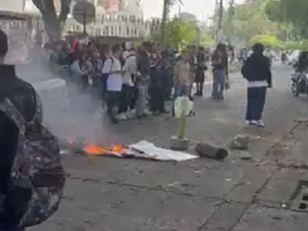 Protestas afuera del Cecep en Cali.