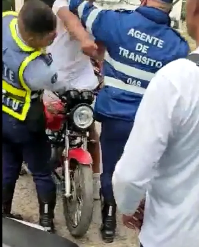 Candelaria pelea con agentes de tránsito