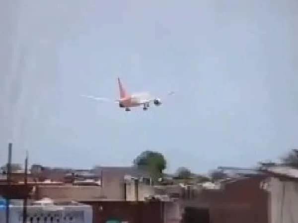 Avión de Air India que se estrelló contra campus universitario.