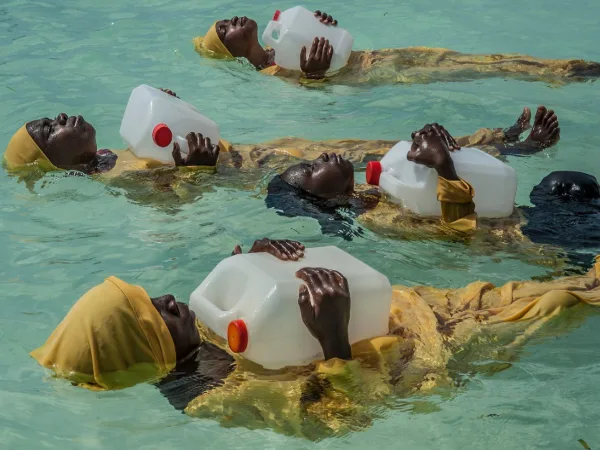 "Libertad sobre el agua": El Proyecto Panje enseña a las mujeres de Zanzíbar a nadar y flotar en su isla